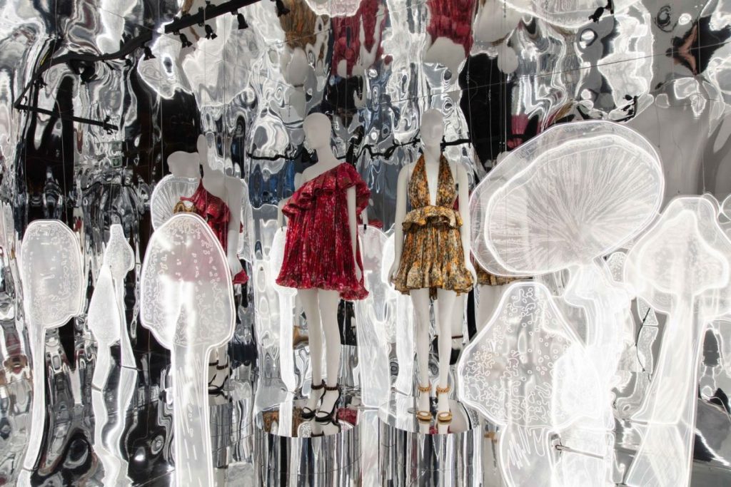 Vogue Snapchat Revolutionizes Fashion through Augmented Reality Exhibition