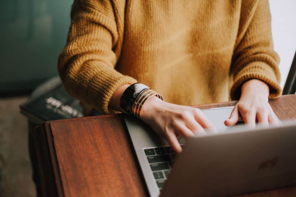 7 Best AI Essay Generators