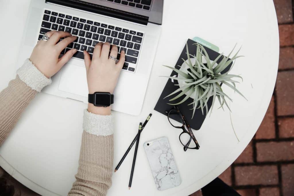 7 Best AI Essay Generators