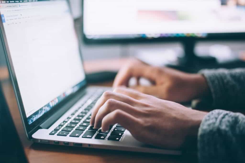 7 Best AI Essay Generators