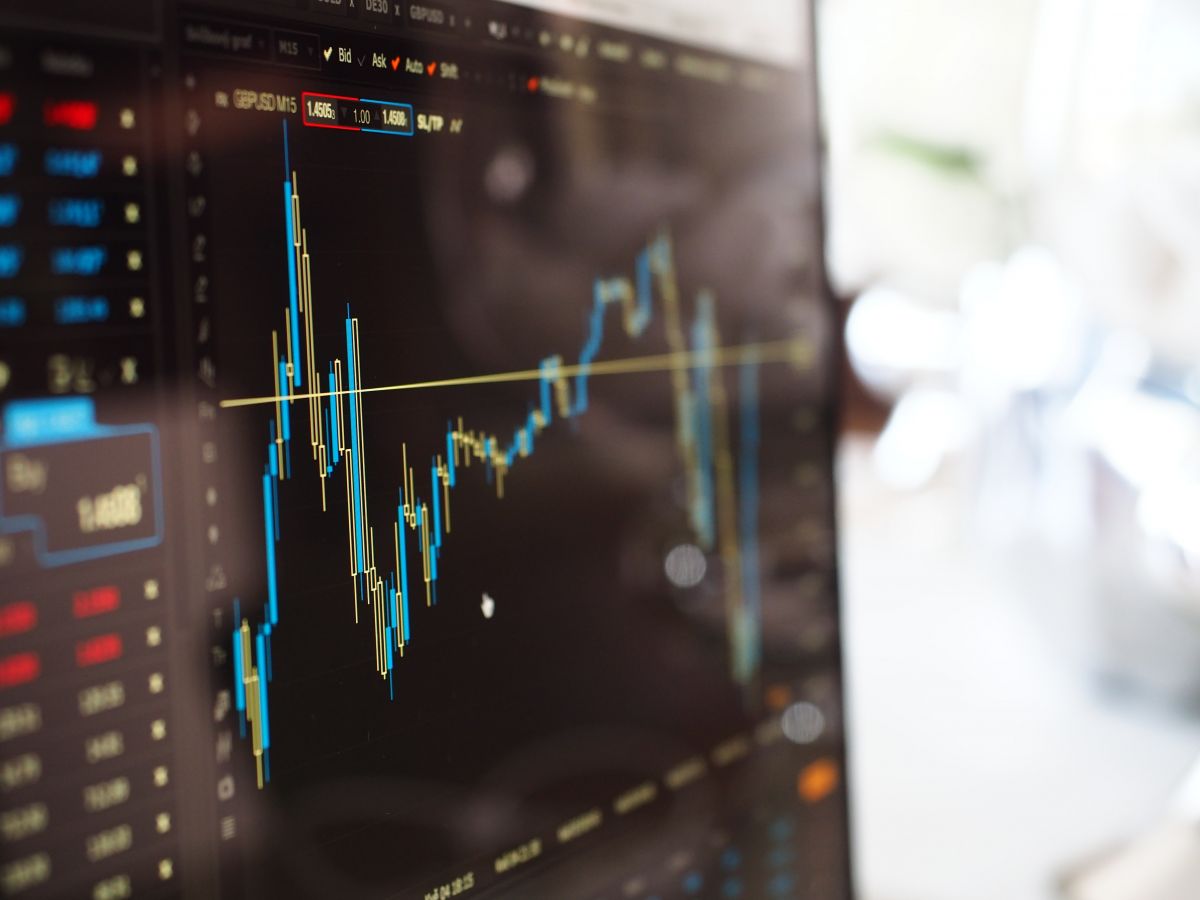 Day trading versus long-term hodling in the cryptocurrency landscape